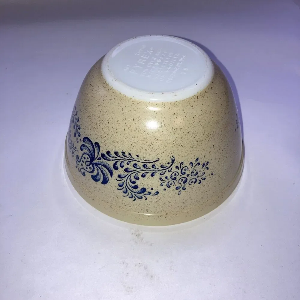 Vintage 70s Pyrex Homestead #401 Mixing Bowl 6in - 1.5 pt Tan w/ Blue Speckle